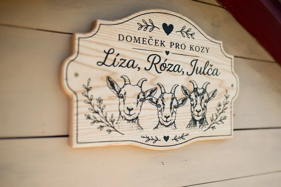 Cedulka na domečku pro Lízu, Rózu a Julču.